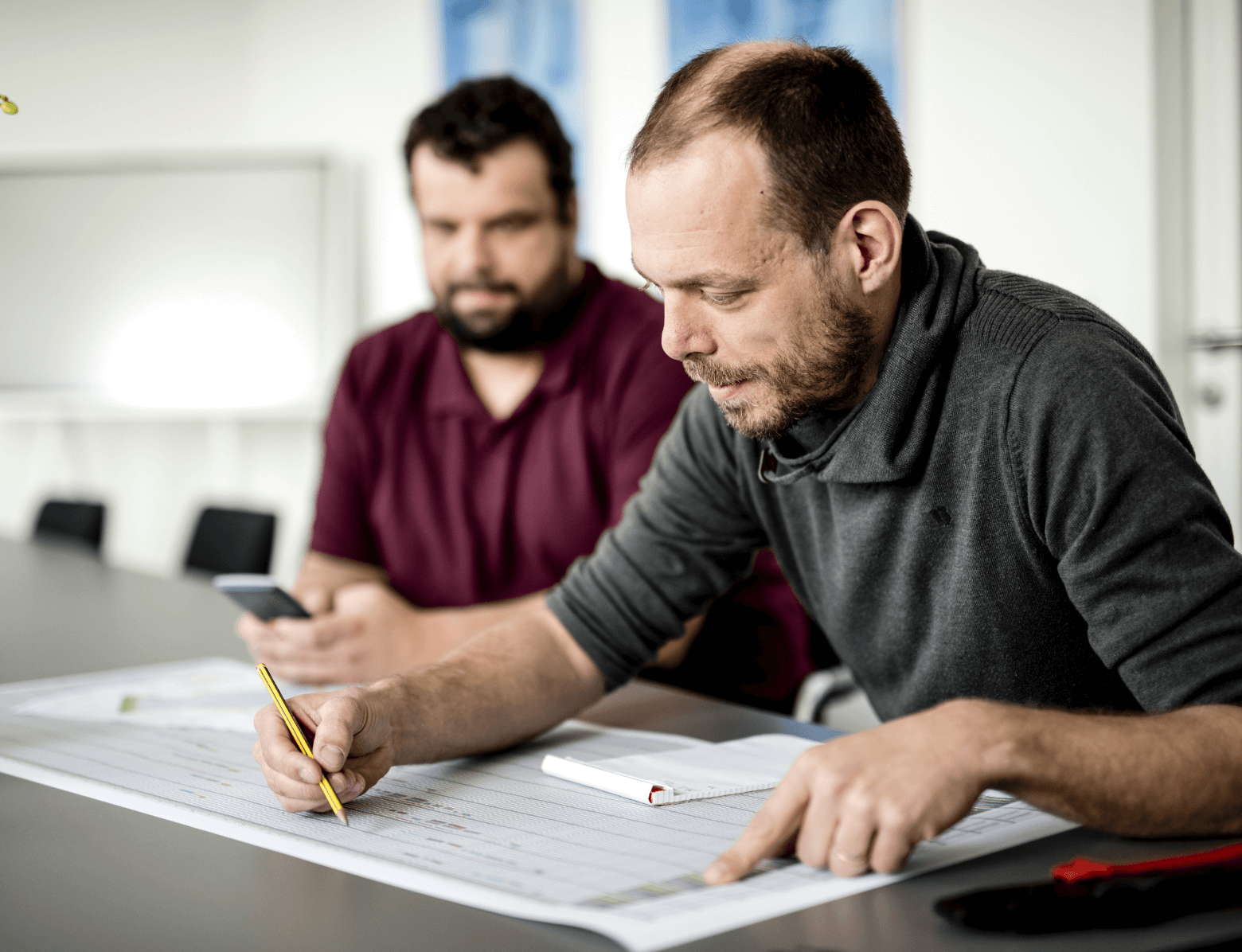 Anlagendokumentation und Berichte Zwei Mitarbeiter erstellen einen Bericht